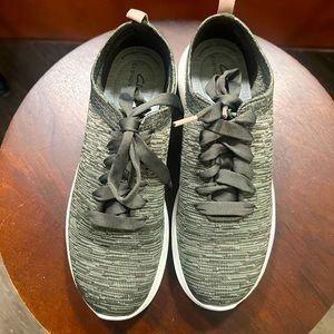 Clark Nova Glint 7 1/2 M.Dark Olive Synthetic